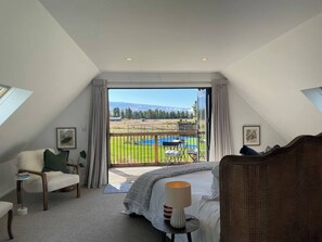 Een strijkplank/strijkijzer, wifi, beddengoed