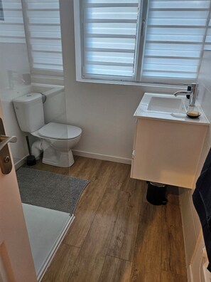 Douche, serviettes fournies, savon, papier de toilette