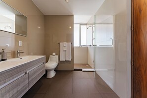 Haartrockner, Handtücher, Seife, Toilettenpapier