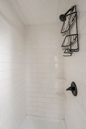 Douche, serviettes fournies, savon, shampoing