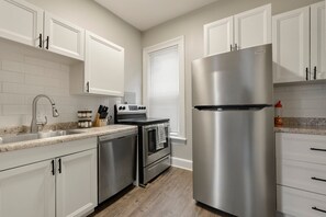 Fridge, oven, stovetop, dishwasher
