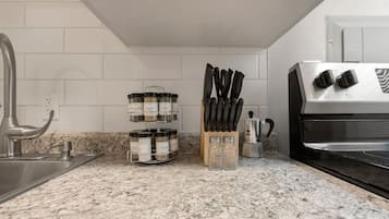 Fridge, oven, stovetop, dishwasher