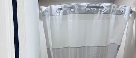 Serviettes fournies, savon, papier toilette