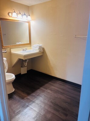 Deluxe-enkeltværelse | Badeværelse | Håndklæder, Sæbe, Toiletpapir