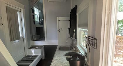 Fabulous Tiny House with AC in charming Seneca