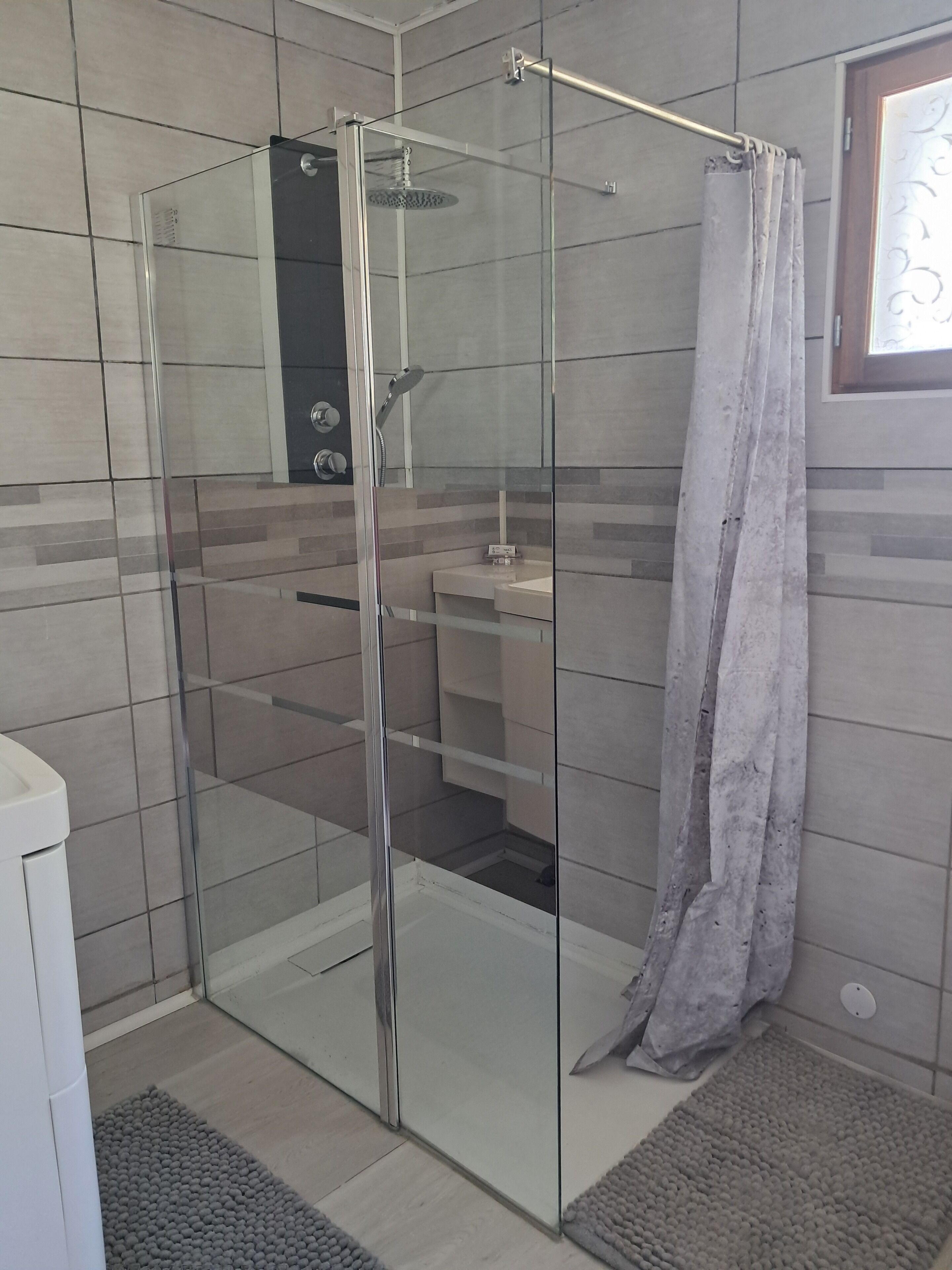 Dusche, Haartrockner, Handtücher, Toilettenpapier