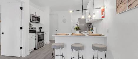 Micro-ondes, plaque de cuisson, lave-vaisselle