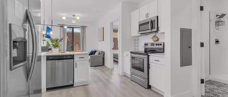 Microondas, placa de cocina, lavavajillas