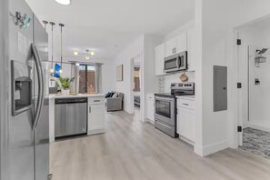 Microwave, stovetop, dishwasher - Luxe 1BR / 5 Min to EWR / Near Prudential & NYC (Elizabeth)