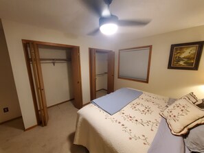 2 室のベッドルーム、デスク、アイロン / アイロン台、旅行用ベビーベッド