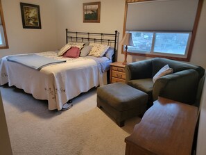 2 chambres, bureau, fer et planche à repasser, lit de bébé portatif