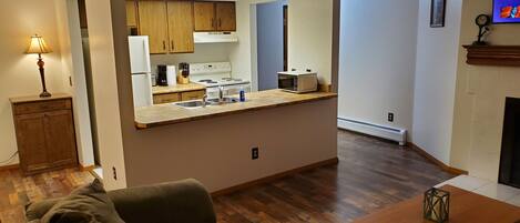 Téléviseur connecté, foyer, jeux vidéo, lecteur de DVD