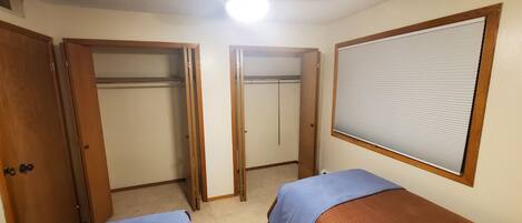 2 chambres, bureau, fer et planche à repasser, lit parapluie