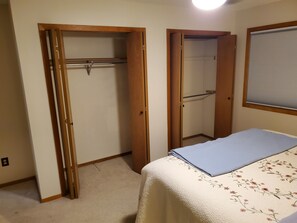 2 عدّة غرف نوم ومكتب ومكواة/لوح كي وسرير سفر