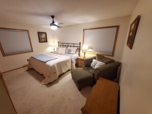 2 habitaciones, escritorio y tabla de planchar con plancha 