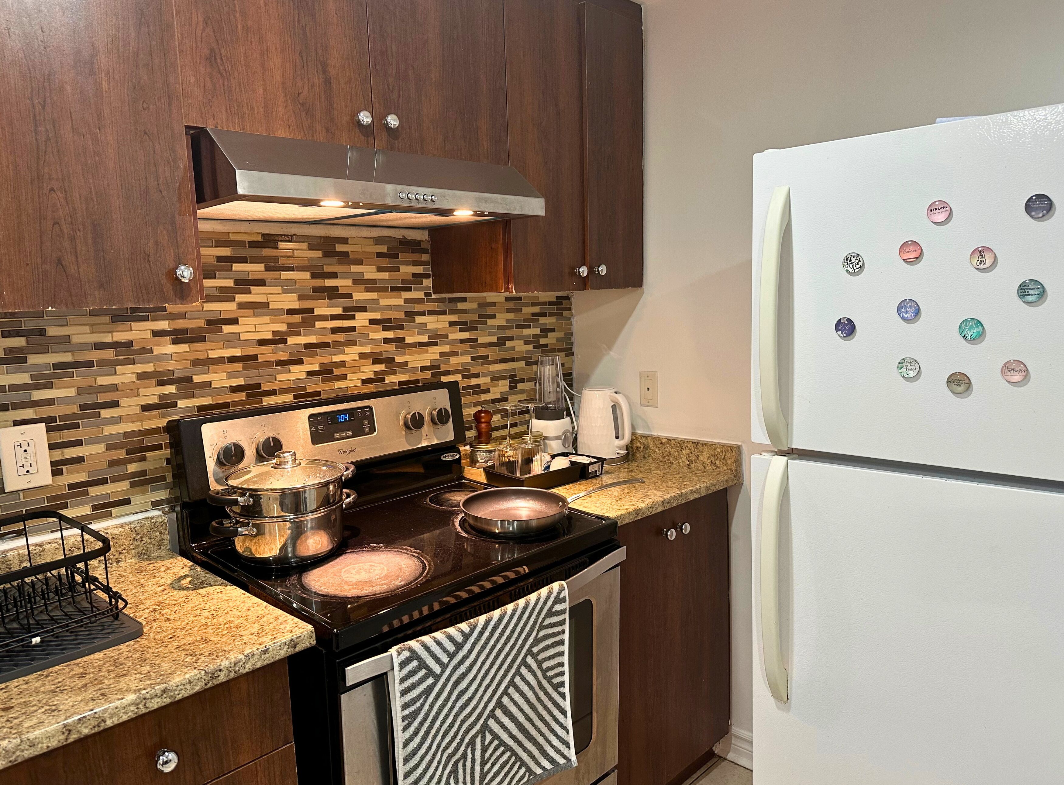 Kjøleskap, mikrobølgeovn, ovn og papirhåndklær