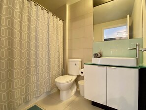 Luxury Apartment, City View | Bathroom | Free toiletries, towels, soap, shampoo