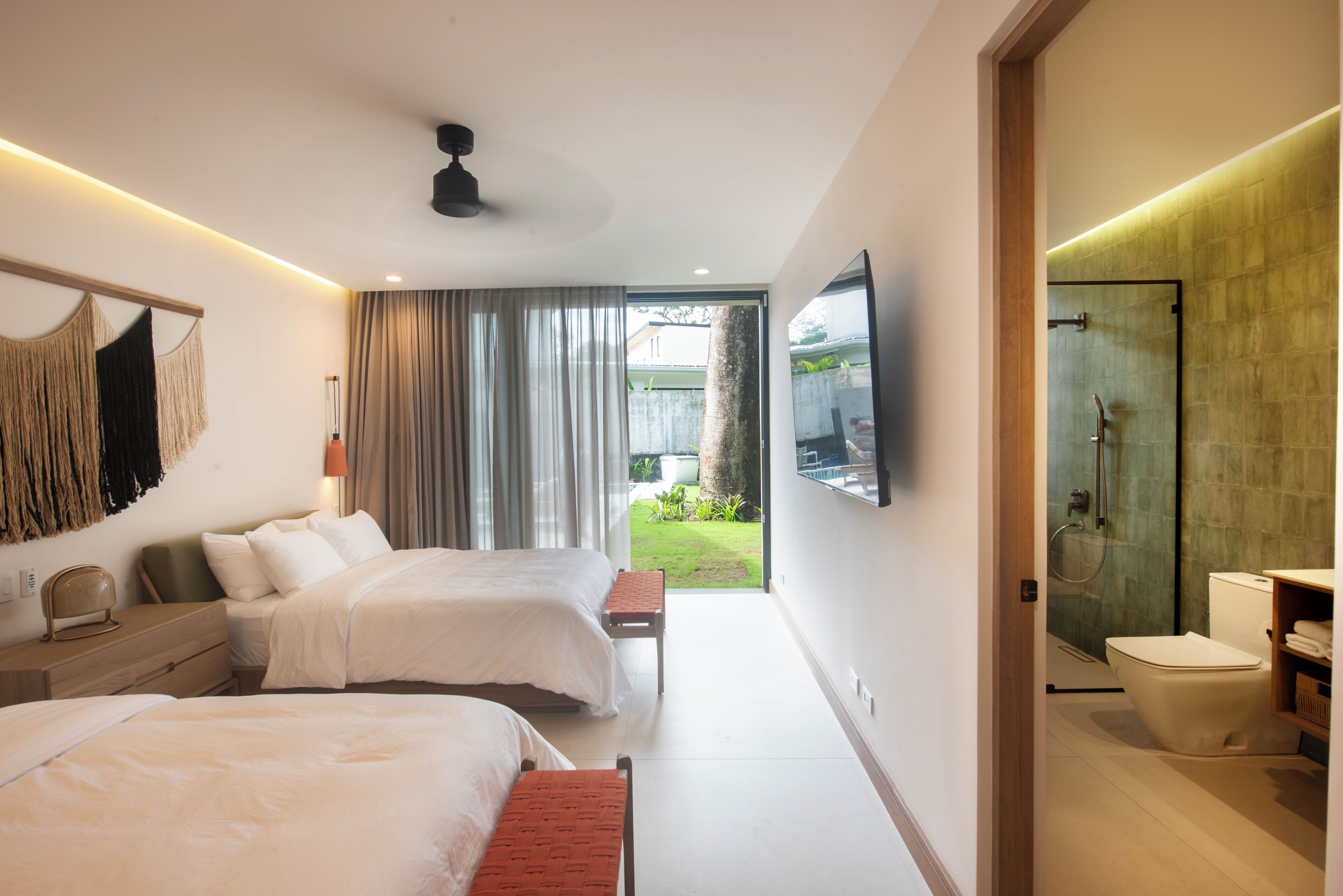 5 chambres, coffres-forts dans les chambres, lit parapluie
