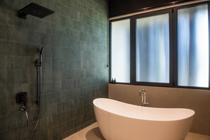 Articles de toilette écologiques, serviettes fournies, savon, shampoing