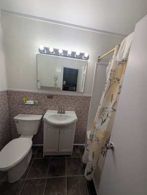 Deluxe Quadruple Room, 2 Queen Beds | Bathroom