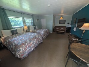 Chambre Quadruple Classique, plusieurs lits | Bureau, fer et planche Ă repasser, Wi-Fi gratuit