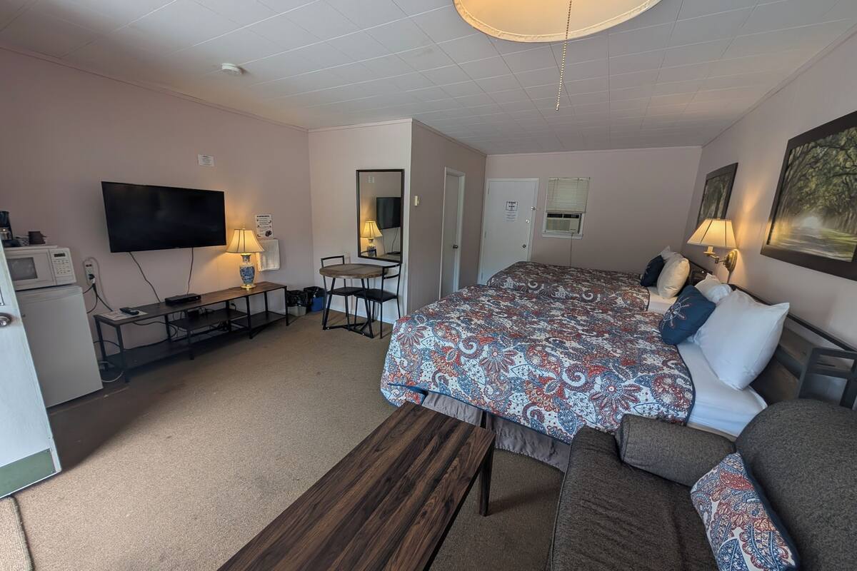 Deluxe Quadruple Room, 2 Queen Beds | Desk, iron/ironing board, free WiFi