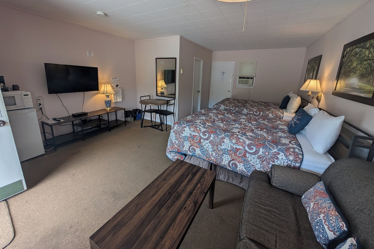 Deluxe Quadruple Room, 2 Queen Beds | Desk, iron/ironing board, free WiFi