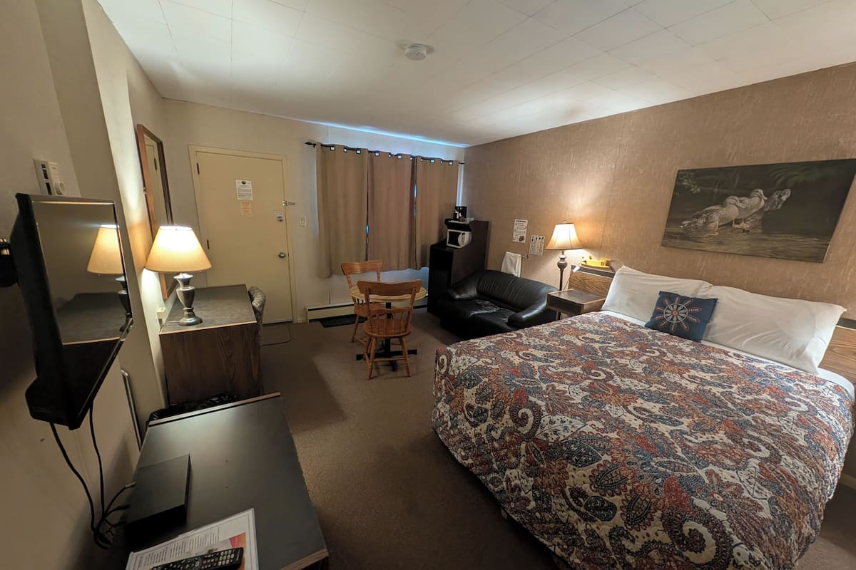 Deluxe Room, 1 Queen Bed | Desk, iron/ironing board, free WiFi