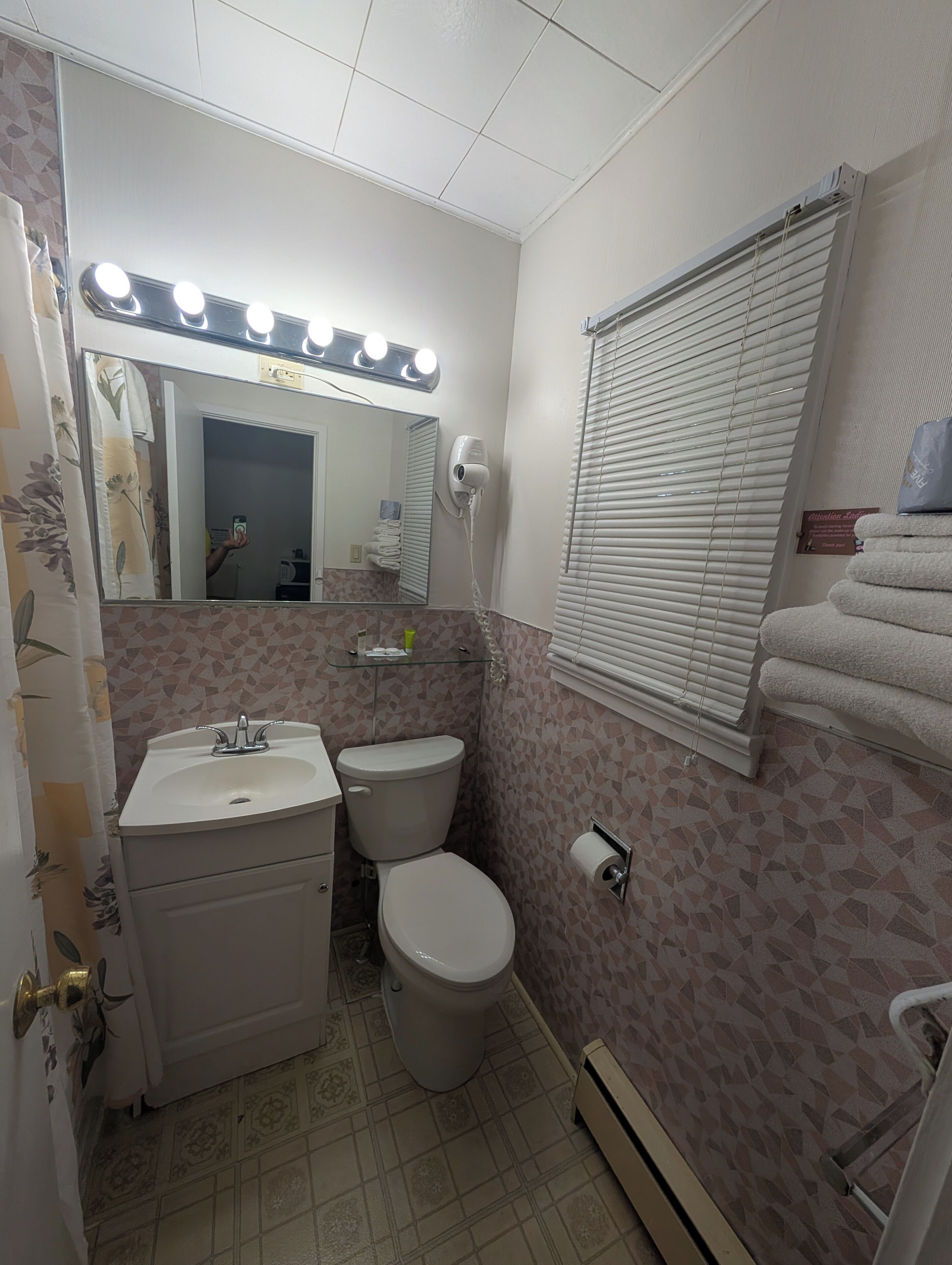 Quarto casal básico | Banheiro | Secador de cabelo, toalhas de banho, sabonete, shampoo