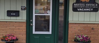 PINEWOOD INN