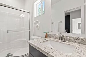 Sèche-cheveux, serviettes fournies, savon, papier toilette
