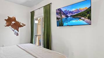 Tabla de planchar con plancha, wifi y ropa de cama