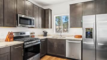 Microondas, horno, parrilla de estufa y lavavajillas