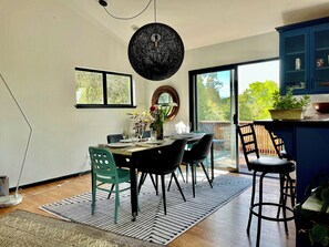 Dining - Fully furnished, 30-day min./ Light-Filled Apartment in Sebastopol (Sebastopol)