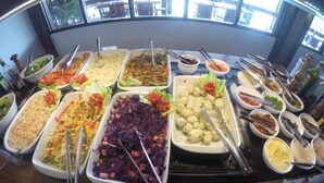 A buffet with various dishes and utensils. - Hotel Fazenda Portal de Gravatá (Gravatá)