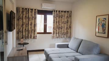 Deluxe Suite, Garden View | Living area
