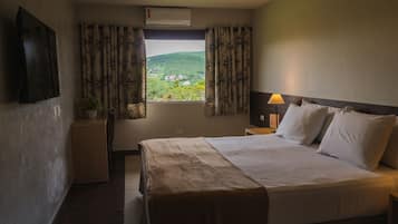 Quarto luxo, vista para o jardim | Cofres nos quartos, quartos à prova de som, Wi-Fi de cortesia