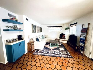 Smart TV, fireplace, offices - Quaint Casita in Old Town (Scottsdale)