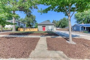 Exterior - Just remodeled 3bed, 2.5 bath house in pleasant Denver with WiFi, AC (Denver)