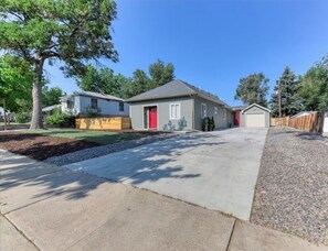 Exterior - Just remodeled 3bed, 2.5 bath house in pleasant Denver with WiFi, AC (Denver)