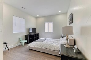 3 bedrooms, iron/ironing board, WiFi, bed sheets - Just remodeled 3bed, 2.5 bath house in pleasant Denver with WiFi, AC (Denver)