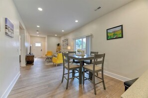 Dining - Just remodeled 3bed, 2.5 bath house in pleasant Denver with WiFi, AC (Denver)