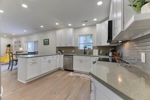 Microwave, oven, dishwasher - Just remodeled 3bed, 2.5 bath house in pleasant Denver with WiFi, AC (Denver)