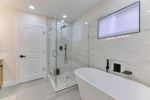 Secadora de cabello, toallas, jabón, papel de baño 