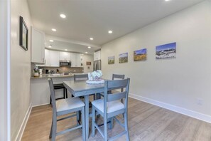 Dining - Just remodeled 3bed, 2.5 bath house in pleasant Denver with WiFi, AC (Denver)