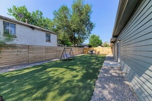 Property grounds - Just remodeled 3bed, 2.5 bath house in pleasant Denver with WiFi, AC (Denver)