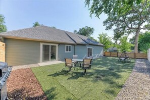 Outdoor dining - Just remodeled 3bed, 2.5 bath house in pleasant Denver with WiFi, AC (Denver)