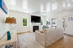 TV, fireplace - Mayflower Sands 009-DC in Dennis (Dennis)