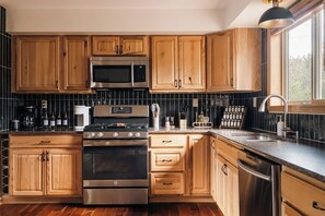 Microondas, horno, placa de cocina y lavavajillas