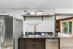 Micro-ondes, four, plaque de cuisson, lave-vaisselle